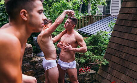 Los sexys estadounidenses, el guapo chico Cody Seiya y el semental Kane Fox se follan el culo después de chupar en la ducha caliente