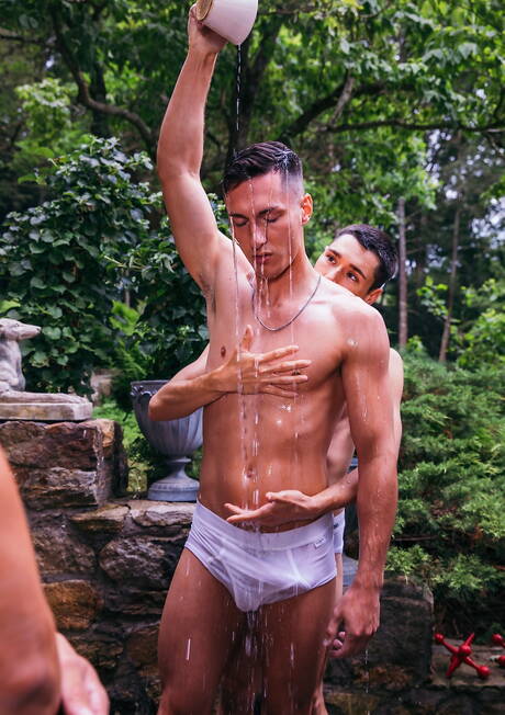 Los sexys estadounidenses, el guapo chico Cody Seiya y el semental Kane Fox se follan el culo después de chupar en la ducha caliente