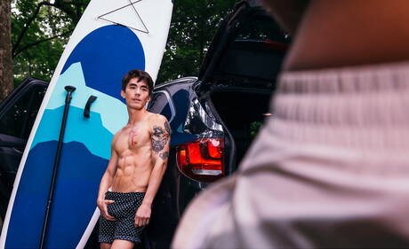 Amerykańskie gwiazdy porno, gorący młodzieniec Cody Seiya i umięśniony Roman Todd uprawiają dobry seks analny na zewnątrz