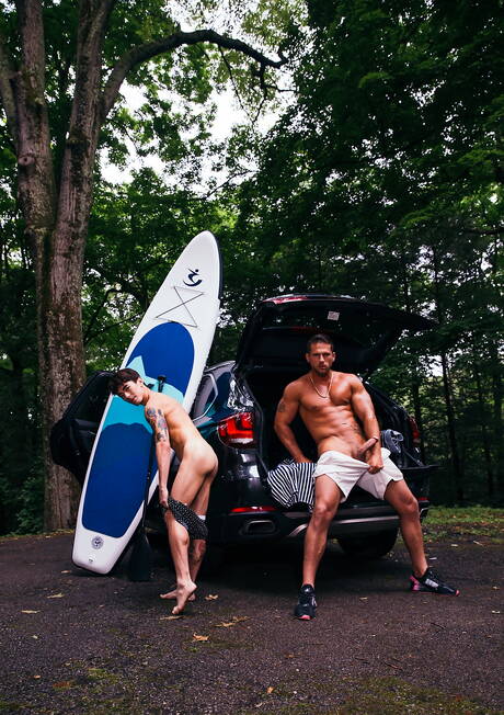 Amerykańskie gwiazdy porno, gorący młodzieniec Cody Seiya i umięśniony Roman Todd uprawiają dobry seks analny na zewnątrz