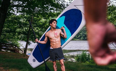 Amerykańskie gwiazdy porno, gorący młodzieniec Cody Seiya i umięśniony Roman Todd uprawiają dobry seks analny na zewnątrz