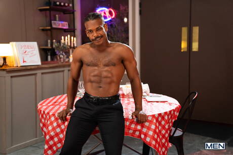 Les sympathiques copains américains Adrian Hart et Logan Aarons, musclé, baisent le cul après une pipe interraciale