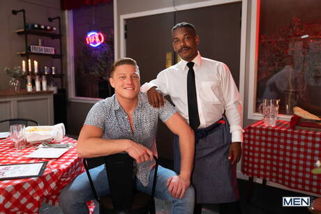 Les sympathiques copains américains Adrian Hart et Logan Aarons, musclé, baisent le cul après une pipe interraciale