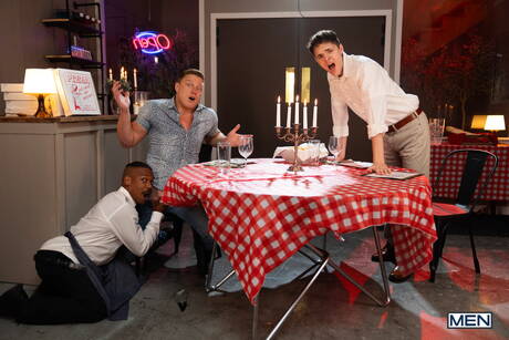 Les sympathiques copains américains Adrian Hart et Logan Aarons, musclé, baisent le cul après une pipe interraciale