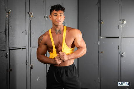 Łaciński silny byk Kenzo Alvarez i brytyjski ogier Mister Deep Voice w gorącym seksie analnym