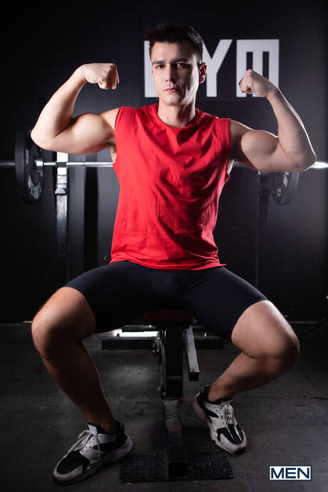 O forte touro latino Kenzo Alvarez e o garanhão britânico Mister Deep Voice em sexo anal quente