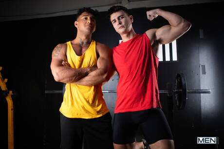 O forte touro latino Kenzo Alvarez e o garanhão britânico Mister Deep Voice em sexo anal quente