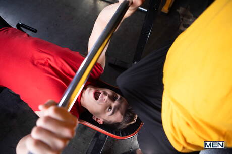 O forte touro latino Kenzo Alvarez e o garanhão britânico Mister Deep Voice em sexo anal quente