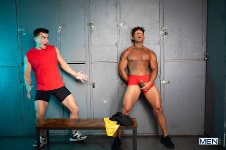 O forte touro latino Kenzo Alvarez e o garanhão britânico Mister Deep Voice em sexo anal quente