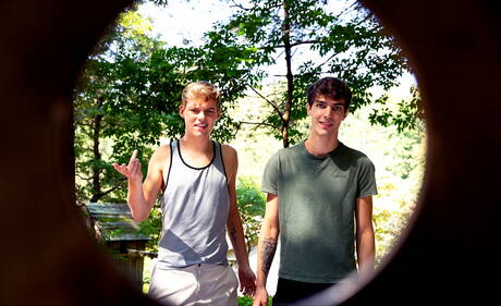 素敵なアメリカ人の仲間の美しい少年ジャック・ベイリーと若いジェイコブ・アコスタは屋外で良いセックスをします