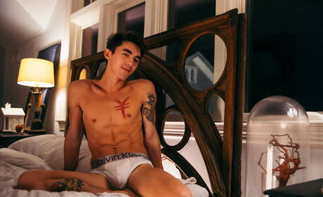 Dos chicos estadounidenses, el guapo Cody Seiya y el chico duro Tristan Hunter, se follan el culo después de chupar la polla