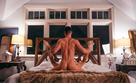 Dos chicos estadounidenses, el guapo Cody Seiya y el chico duro Tristan Hunter, se follan el culo después de chupar la polla