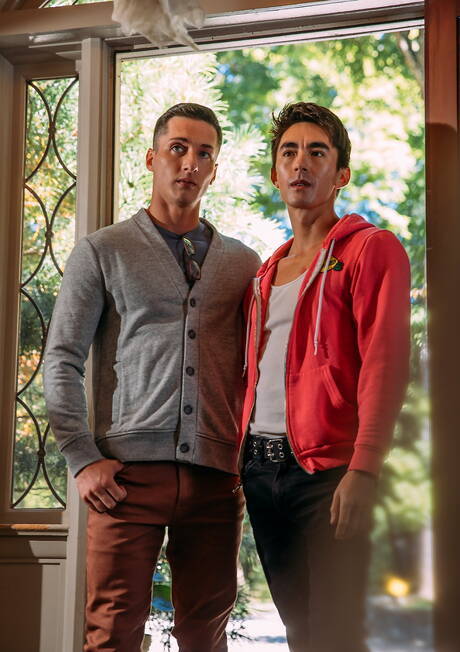 Der hübsche amerikanische Jungsbulle Greyson Myles und der gut gebaute Trevor Brooks lutschen und vögeln sich gegenseitig