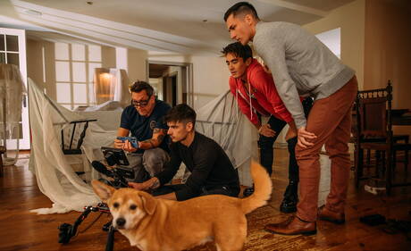 Der hübsche amerikanische Jungsbulle Greyson Myles und der gut gebaute Trevor Brooks lutschen und vögeln sich gegenseitig