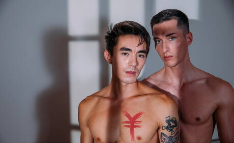 Der hübsche amerikanische Jungsbulle Greyson Myles und der gut gebaute Trevor Brooks lutschen und vögeln sich gegenseitig