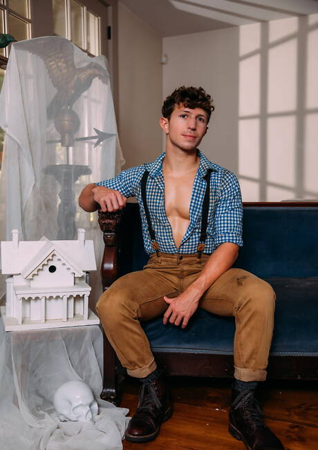 Der hübsche amerikanische Jungsbulle Greyson Myles und der gut gebaute Trevor Brooks lutschen und vögeln sich gegenseitig