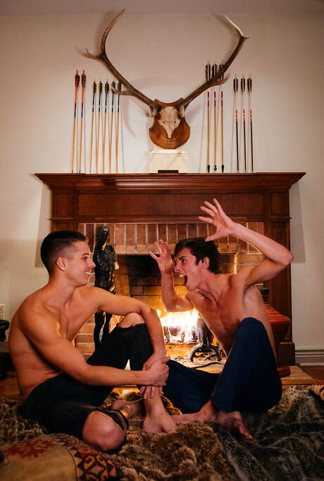 Le pornostar americane, il giovane ragazzo Dallas Preston e il robusto Evan Knoxx, si godono un bel sesso anale