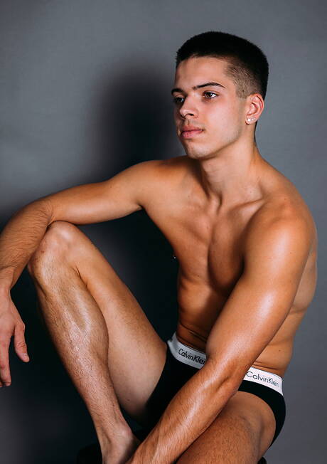 Le pornostar americane, il giovane ragazzo Dallas Preston e il robusto Evan Knoxx, si godono un bel sesso anale