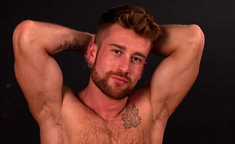 Der muskulöse Amerikaner Jordan Starr und der französische Otter Olivier Robert ficken nach dem Saugen in den Arsch