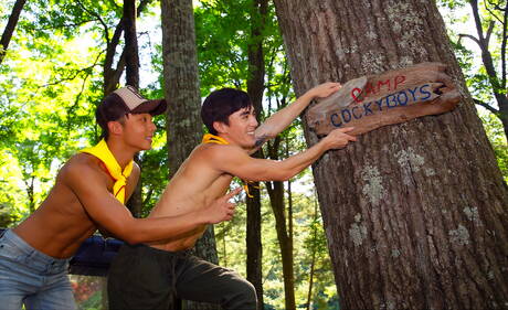 핫한 미국 소년, 예쁜 소년 코디 세이야와 젊은 데인 잭슨이 야외에서 뜨거운 동성애적 행동을 하고 있다