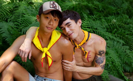 Chicos americanos calientes, el guapo Cody Seiya y el joven Dane Jaxson en una acción homosexual caliente al aire libre