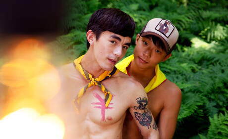 Chicos americanos calientes, el guapo Cody Seiya y el joven Dane Jaxson en una acción homosexual caliente al aire libre