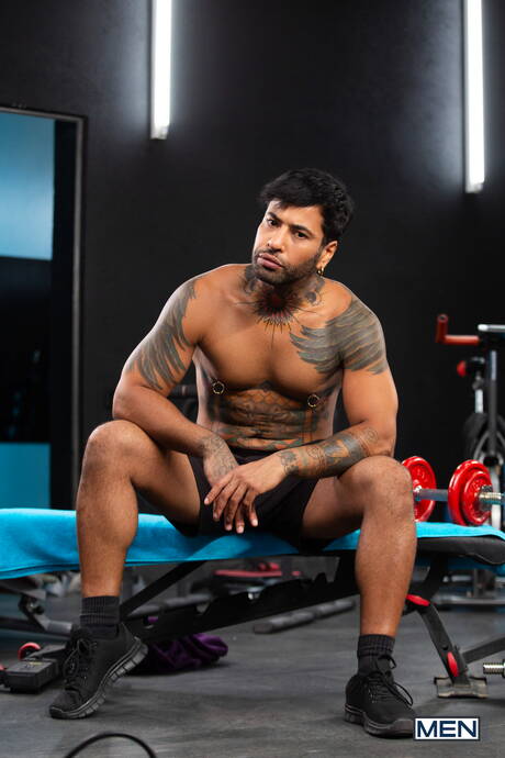 Il super stallone britannico Mister Deep Voice e il toro iracheno Babylon Prince scopano il culo dopo averlo succhiato