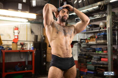 Latin hairy stud Mateo Zagal and american muscular Chuck Conrad in hot anal sex outdoor