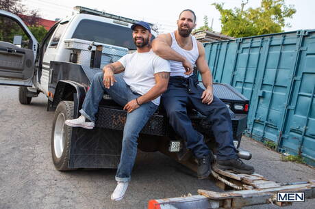 Der haarige lateinamerikanische Hengst Mateo Zagal und der muskulöse Amerikaner Chuck Conrad haben heißen Analsex im Freien