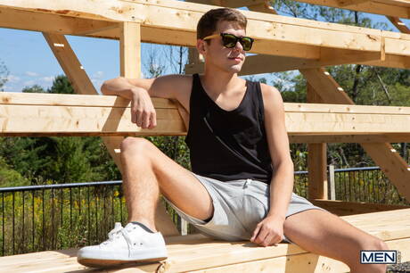 Der amerikanische Twink Joey Mills und der junge Kanadier Leo Louis haben sich im Freien gegenseitig geknallt