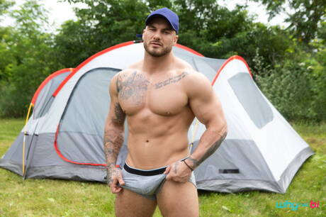 Heißes Trio William Seed, Enzo Muller und Laura Fox in einer Dreier-Bi-Fick-Szene im Freien