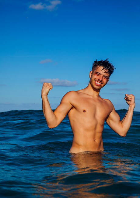 O bonitão americano Sean Xavier e o fortão Tristan Hunter transando depois de uma chupada interracial após uma caminhada na praia