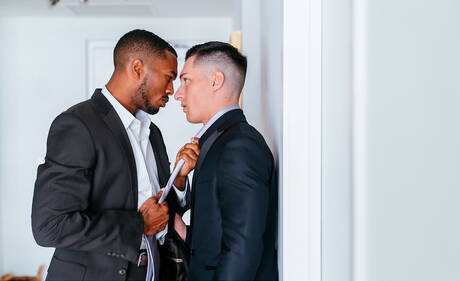 O bonitão americano Sean Xavier e o fortão Tristan Hunter transando depois de uma chupada interracial após uma caminhada na praia