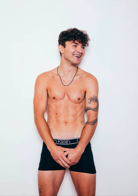 Spierbundel Achilles en de Amerikaanse jongeman Theo Brady tonen een perfect lichaam in de buitenlucht