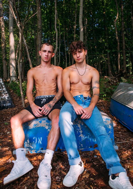 Spierbundel Achilles en de Amerikaanse jongeman Theo Brady tonen een perfect lichaam in de buitenlucht