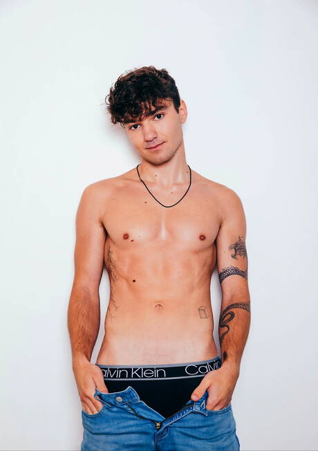 Spierbundel Achilles en de Amerikaanse jongeman Theo Brady tonen een perfect lichaam in de buitenlucht