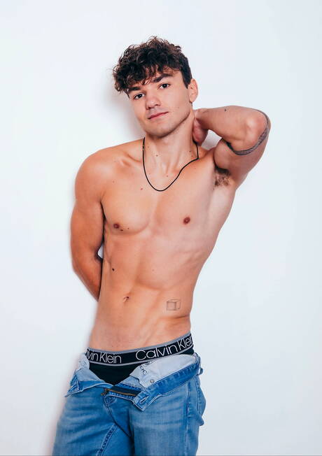 Spierbundel Achilles en de Amerikaanse jongeman Theo Brady tonen een perfect lichaam in de buitenlucht