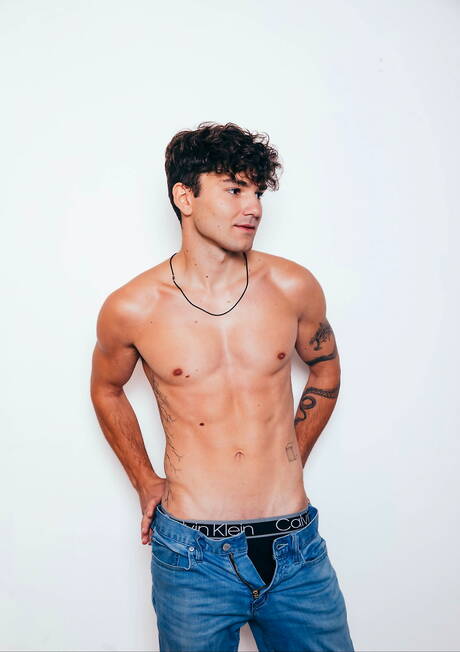 Spierbundel Achilles en de Amerikaanse jongeman Theo Brady tonen een perfect lichaam in de buitenlucht