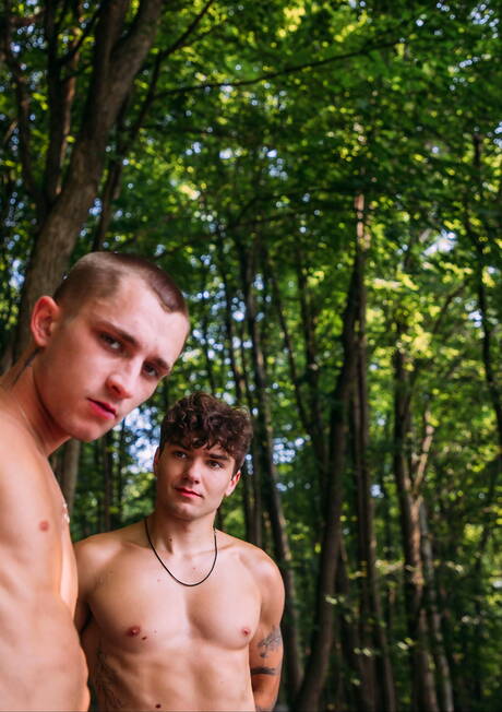 Spierbundel Achilles en de Amerikaanse jongeman Theo Brady tonen een perfect lichaam in de buitenlucht