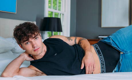 Spierbundel Achilles en de Amerikaanse jongeman Theo Brady tonen een perfect lichaam in de buitenlucht