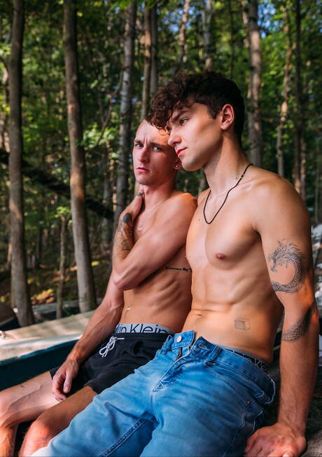 Spierbundel Achilles en de Amerikaanse jongeman Theo Brady tonen een perfect lichaam in de buitenlucht