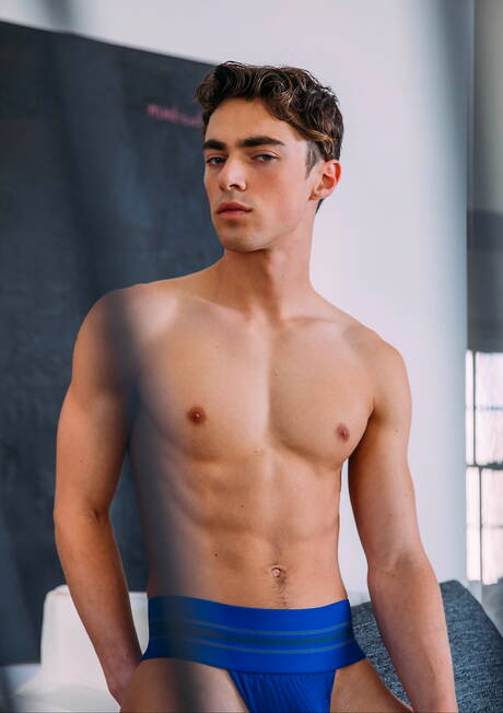 Los estadounidenses calientes, el guapo Nick Floyd y el supersemental Tristan Hunter follan después de chupar la polla