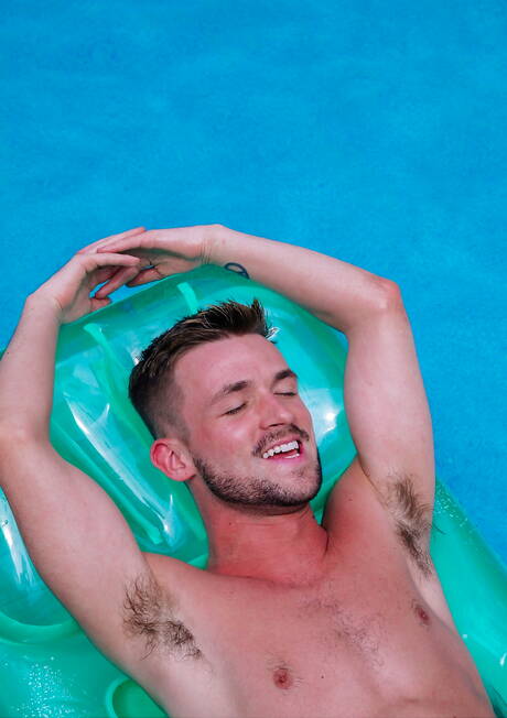 Netter amerikanischer Kerl, starker Bulle Derek Kage und heißer Twink Lane Colten ficken Arsch nach Blowjob am Pool