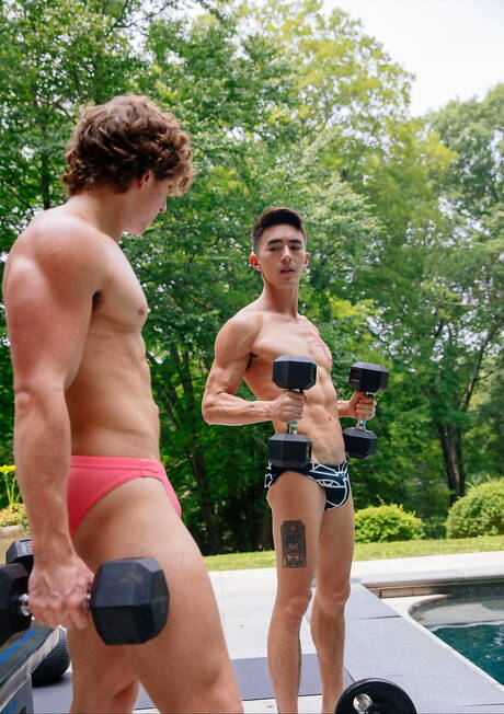 Hübsche amerikanische Jungs, der heiße Twink Cody Seiya und der Bulle Greyson Myles, bei heißer homosexueller Action im Freien