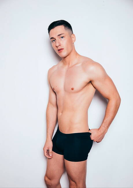 Well-built Chris Andy and american beefy Tristan Hunter fuck after blowjob