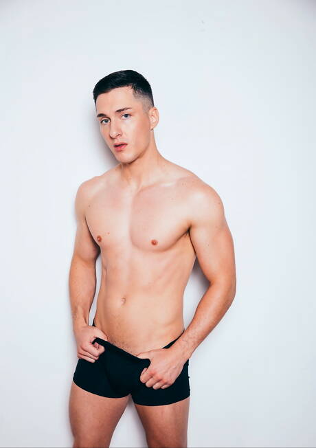 Well-built Chris Andy and american beefy Tristan Hunter fuck after blowjob