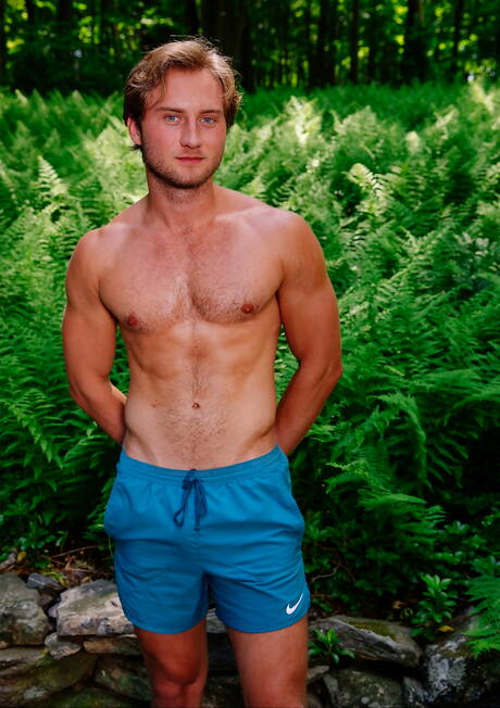 Nette amerikanische Jungs, der heiße Twink Cody Seiya und der Hengst Daniel Evans haben einen guten Analsex im Freien