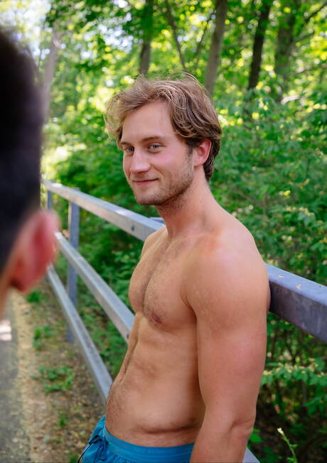 Nette amerikanische Jungs, der heiße Twink Cody Seiya und der Hengst Daniel Evans haben einen guten Analsex im Freien