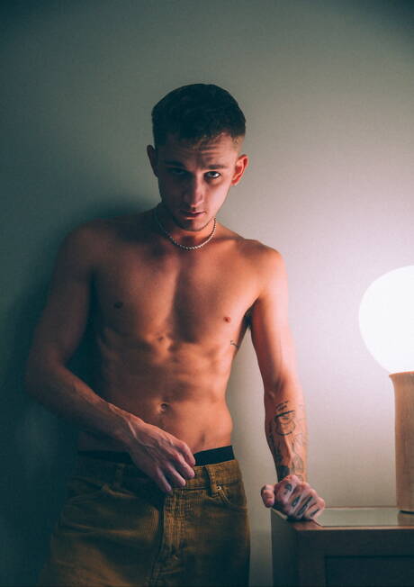 漂亮的美國小伙子 Jacob Acosta 和年輕小伙子 Theo Brady 互相吸吮和做愛