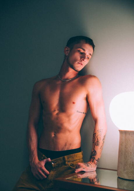 漂亮的美國小伙子 Jacob Acosta 和年輕小伙子 Theo Brady 互相吸吮和做愛